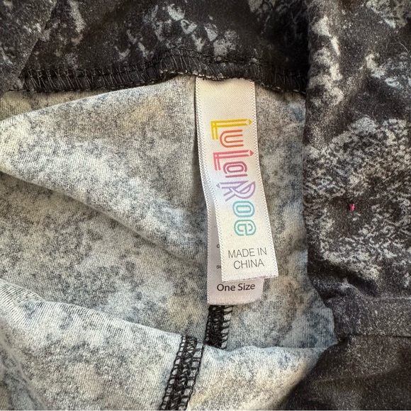 LuLaRoe gray and black reptile print OS leggings - Picture 4 of 5